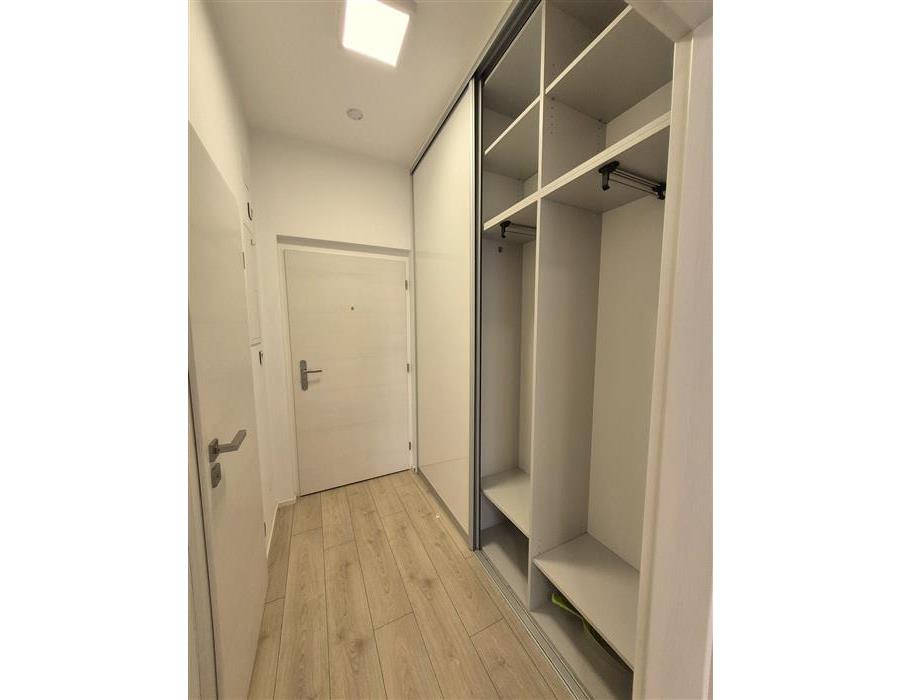 7 chodba vestavěná skříň 1 - upr