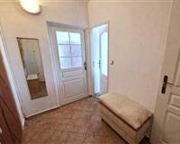 tulná chodba s bílými dveřmi