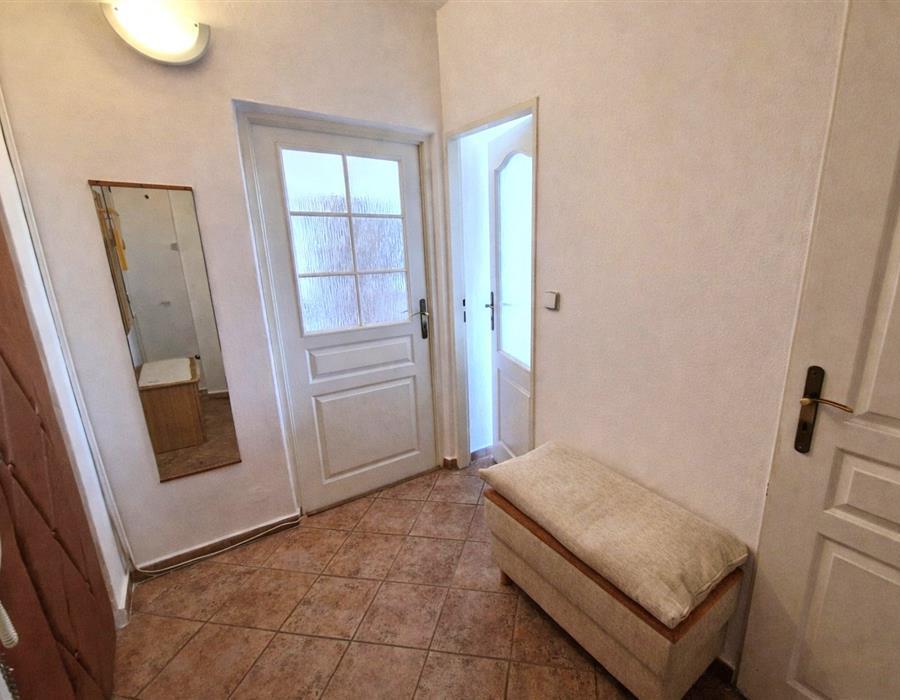 tulná chodba s bílými dveřmi