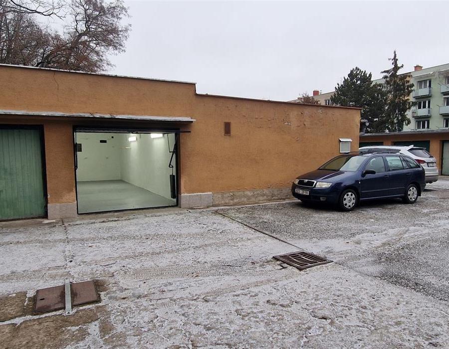 1. pohled na garáž
